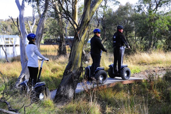 www.foodwinetravel.com.au Lake Crackenback Resort & Spa is 15 minutes drive from Thredbo and 5 minutes from the Skitube to Perisher and Blue Cow. It’s a year-round resort, with walks around the lake, wildlife, themed weekends, triathlon events, tennis courts, golf course, heated swimming pool and purpose-built mountain-bike park. There’s also an excellent restaurant, Cuisine; executive chef Greg Pieper.