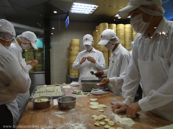 Tom Cruise visited the Taipei 101 restaurant of Din Tai Fung and learnt how to make dumplings and wontons when he was in Taiwan promoting his latest movie.