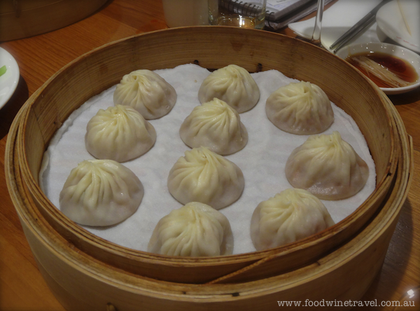 Tom Cruise visited the Taipei 101 restaurant of Din Tai Fung and learnt how to make dumplings and wontons when he was in Taiwan promoting his latest movie.