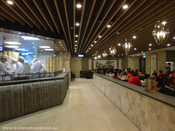 Tom Cruise visited the Taipei 101 restaurant of Din Tai Fung and learnt how to make dumplings and wontons when he was in Taiwan promoting his latest movie.