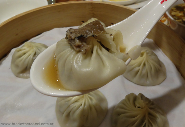 Tom Cruise visited the Taipei 101 restaurant of Din Tai Fung and learnt how to make dumplings and wontons when he was in Taiwan promoting his latest movie.