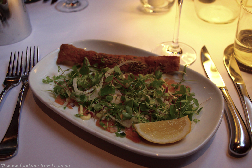 La Rosa Carpaccio di Salmone con Schuttelbrot