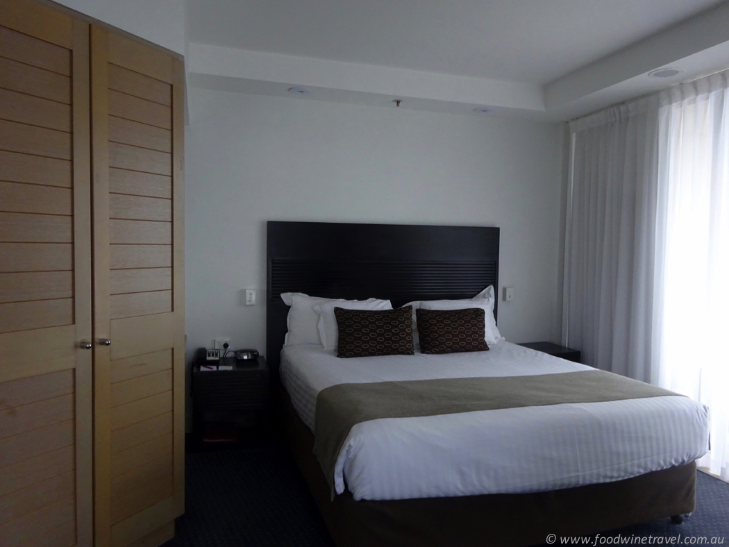 crowne-plaza-surfers-paradise-bed