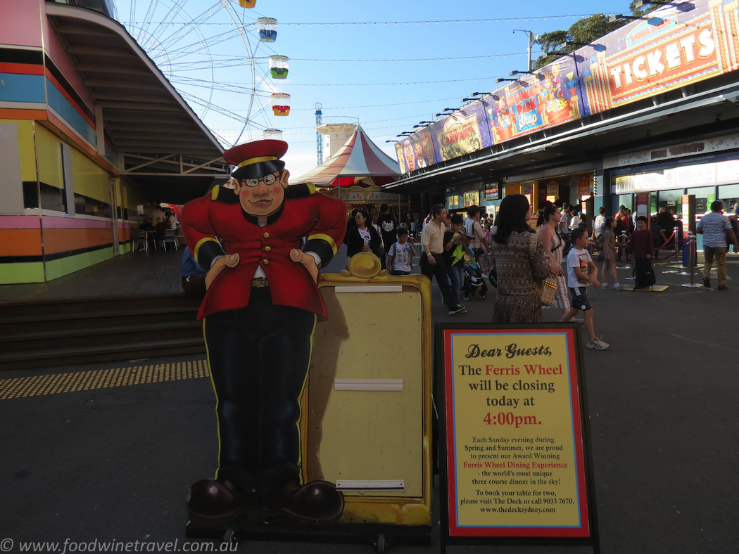 luna-park-ferris-wheel-closing-sign