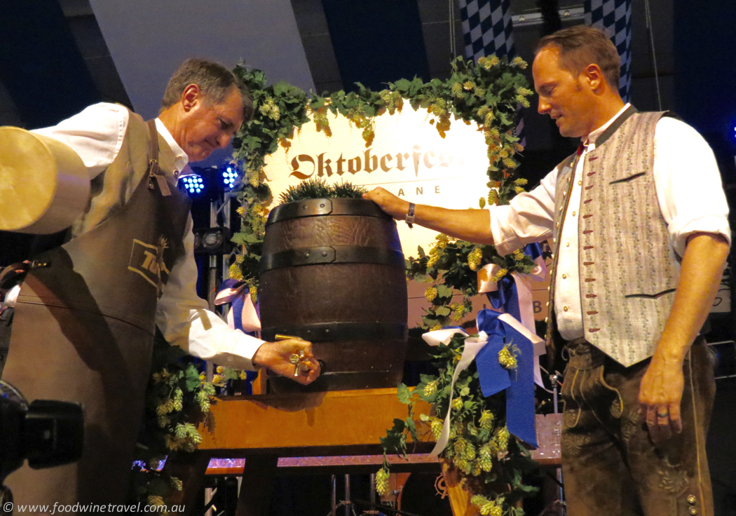 oktoberfest-2016-mayor-tapping-keg