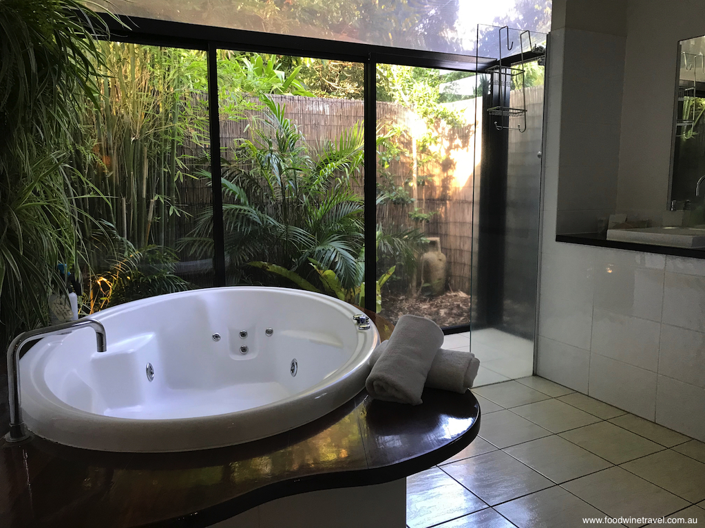 Tamborine Mountain Witches Falls Cottages Bathtub