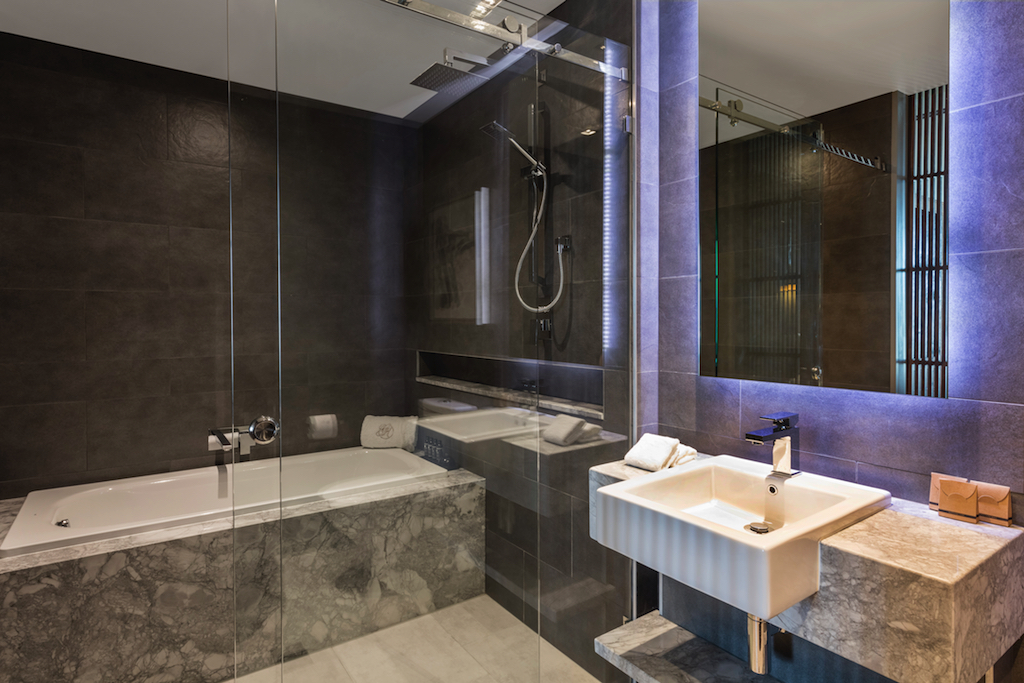 Gambaro Hotel Bathroom