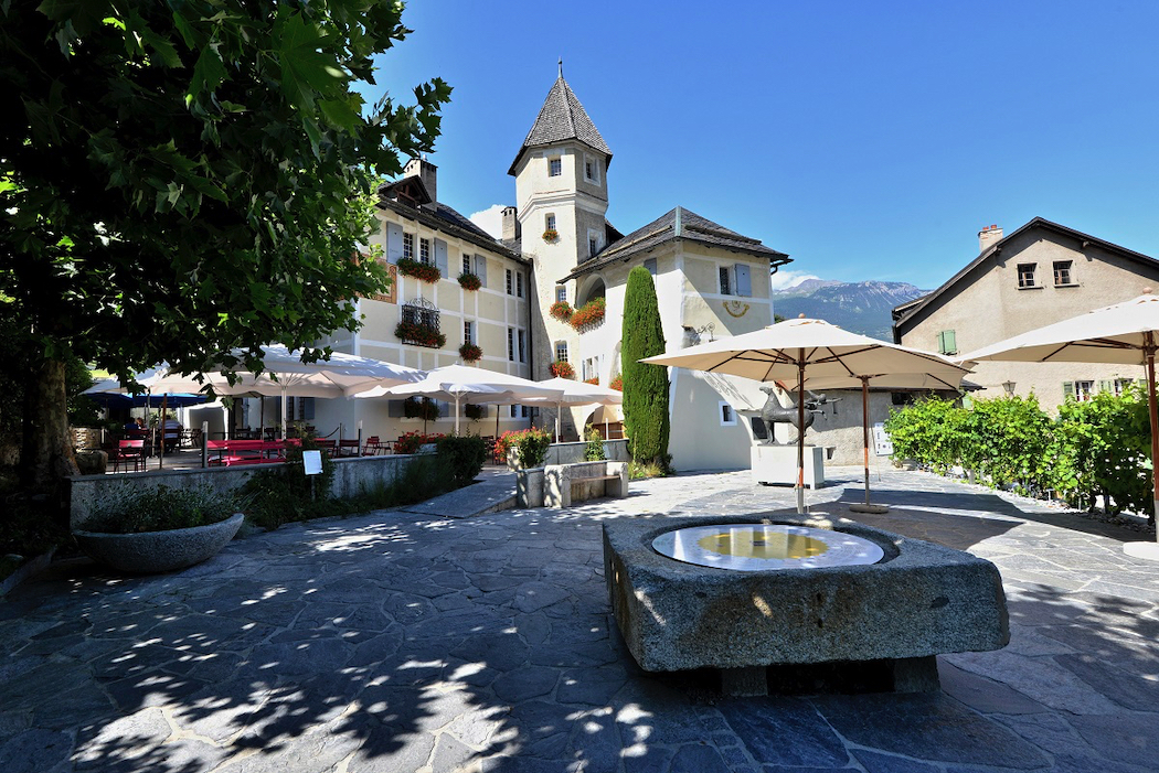 Château de Villa offers tastings of wine from more than 110 local producers.