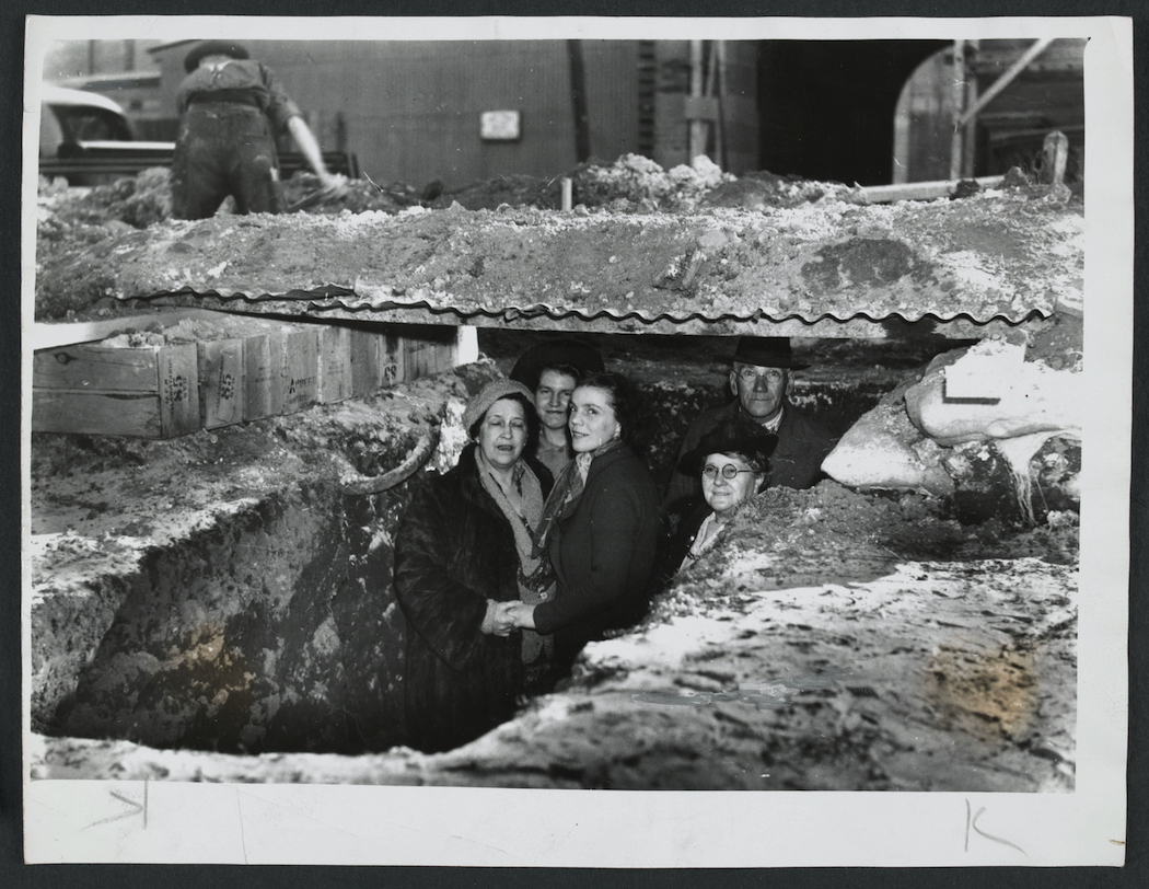 Air raid shelters being built in the Domain, Sydney, by the City Council ca. 1940. (Source: State Library Victoria)