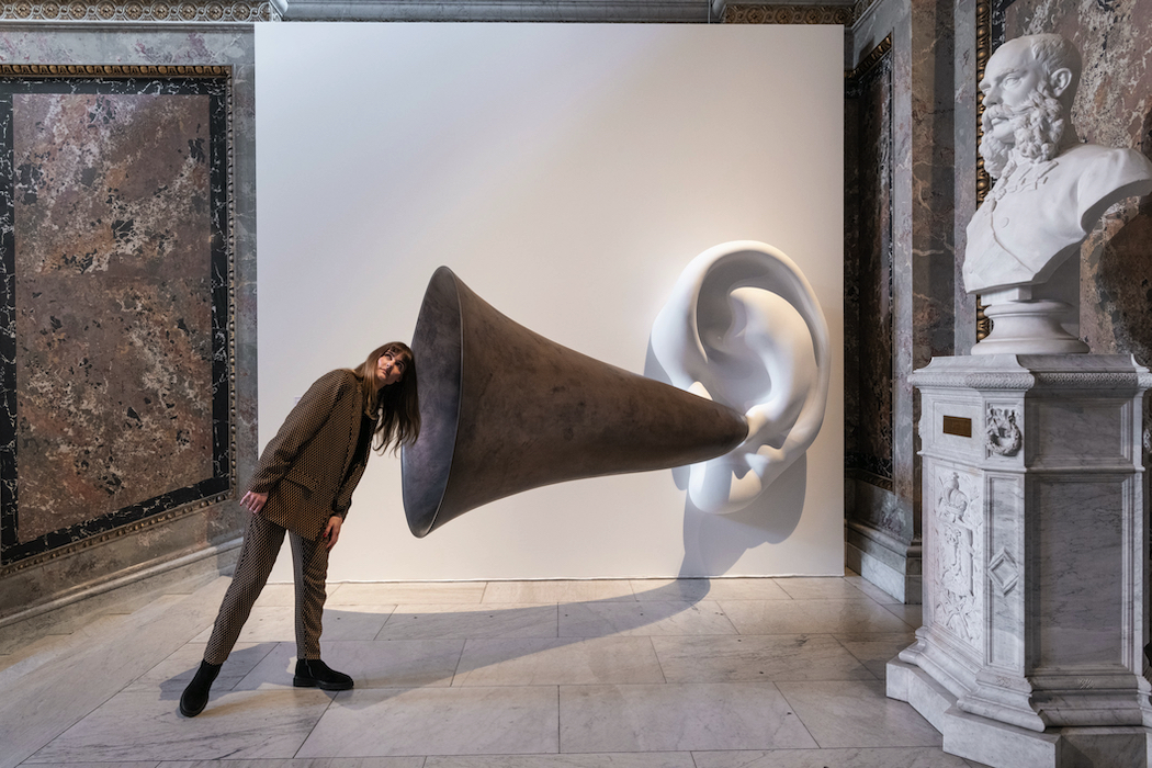 In the Kunsthistorisches Museum, Vienna: John Baldessari (1931–2020) Beethoven’s Trumpet (with Ear) Opus # 132 2007 Resin, fibre glass, bronze, aluminium, electronics L 179 cm, W 110 cm, H 42 cm (Ear); L 224 cm, W 130 cm (Trumpet) © John Baldessari Courtesy of the artist, Sprüth Magers and Beyer Projects, Photo: KHM-Museumsverband