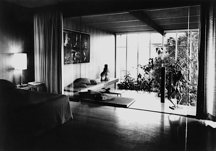 The Johnstone’s bedroom at Cintra Road, undated. Johnstone Gallery Scrapbook RBHARC 7/1/7 pg 101, Australian Library of Art, State Library of Queensland. Note the very modern screened indoor garden. Artworks by Charles Blackman and Arthur Boyd are on display.