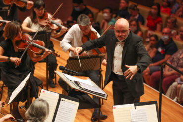 Guest conductor Peter Luff leading the Queensland Symphony Orchestra.
