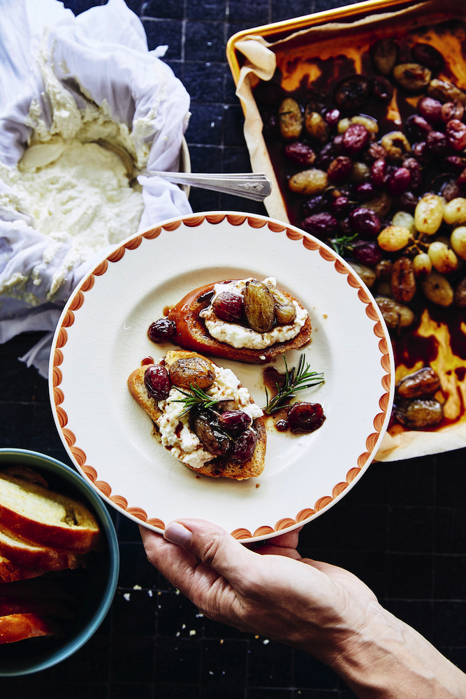 Cagliata con uva arrosto e crostini (Homemade cheese curd with roasted grapes and crostini).