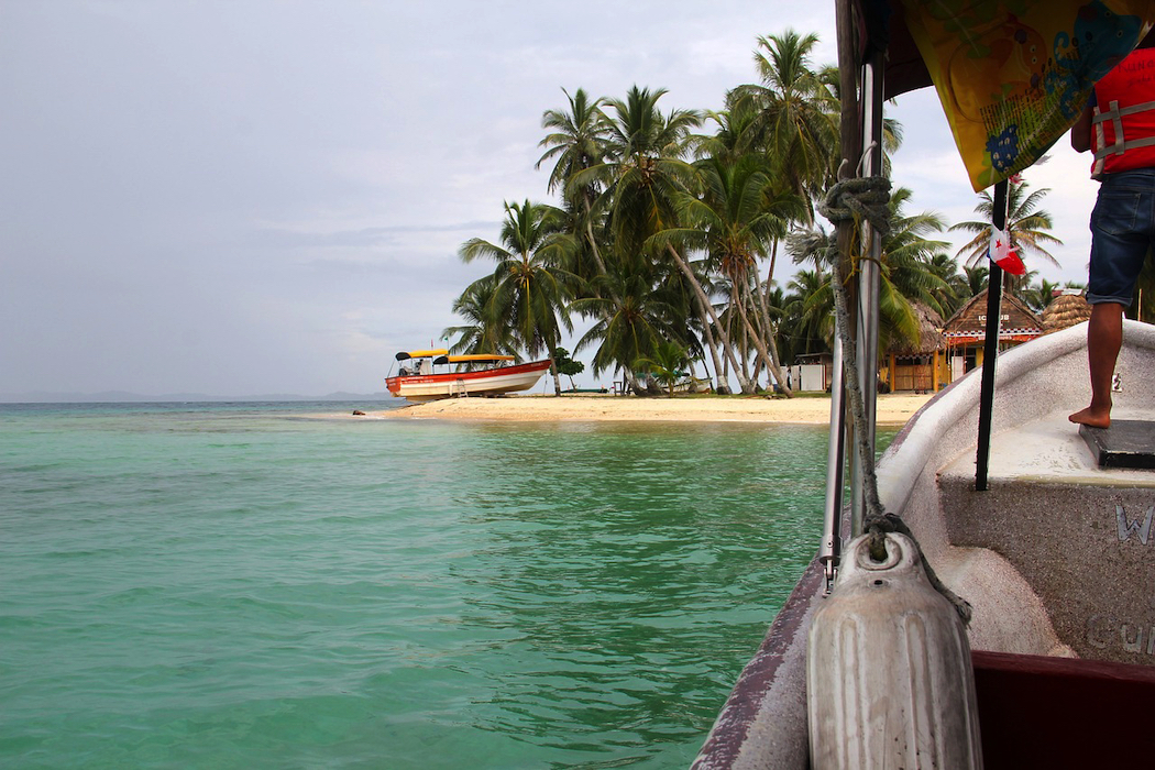 One of the beautiful Panama beaches. (Image by Mayara May from Pixabay.)