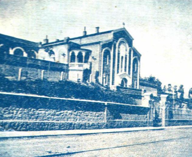 Historical photo of the wine factory, reproduced from the Savane winery Facebook page.