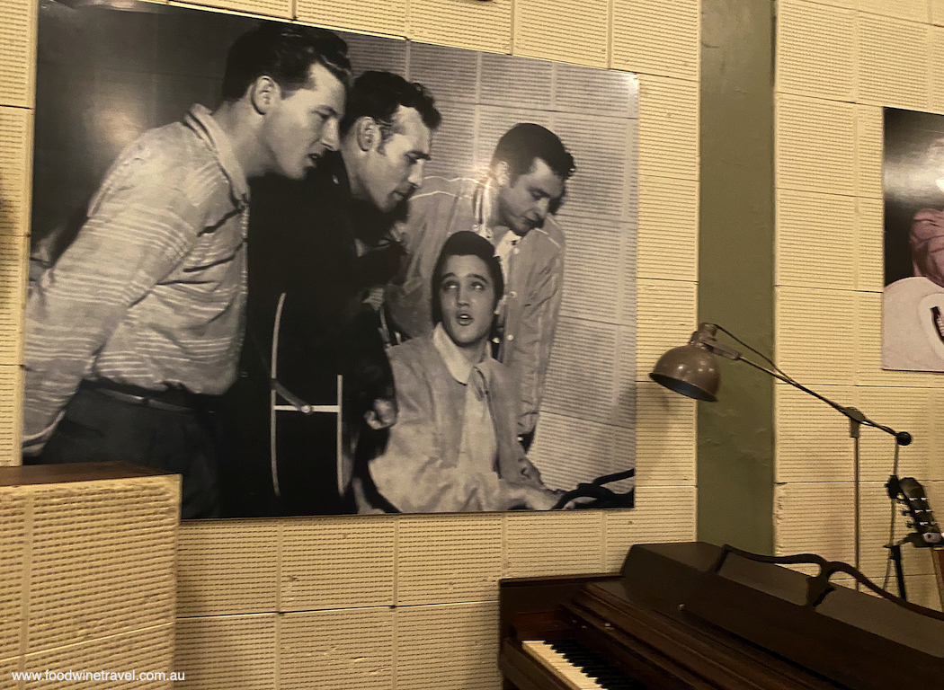 The photo of Elvis with Jerry Lee Lewis, Carl Perkins and Johnny Cash, in Sun Studio.
