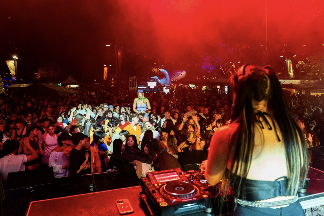 As the sun goes down, a free electro DJ program takes over the Main Stage.